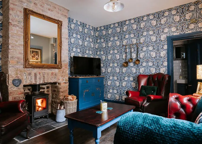 Bronte\'S Rest - Detached Elegant Cottage In Historic Old Town With Garden