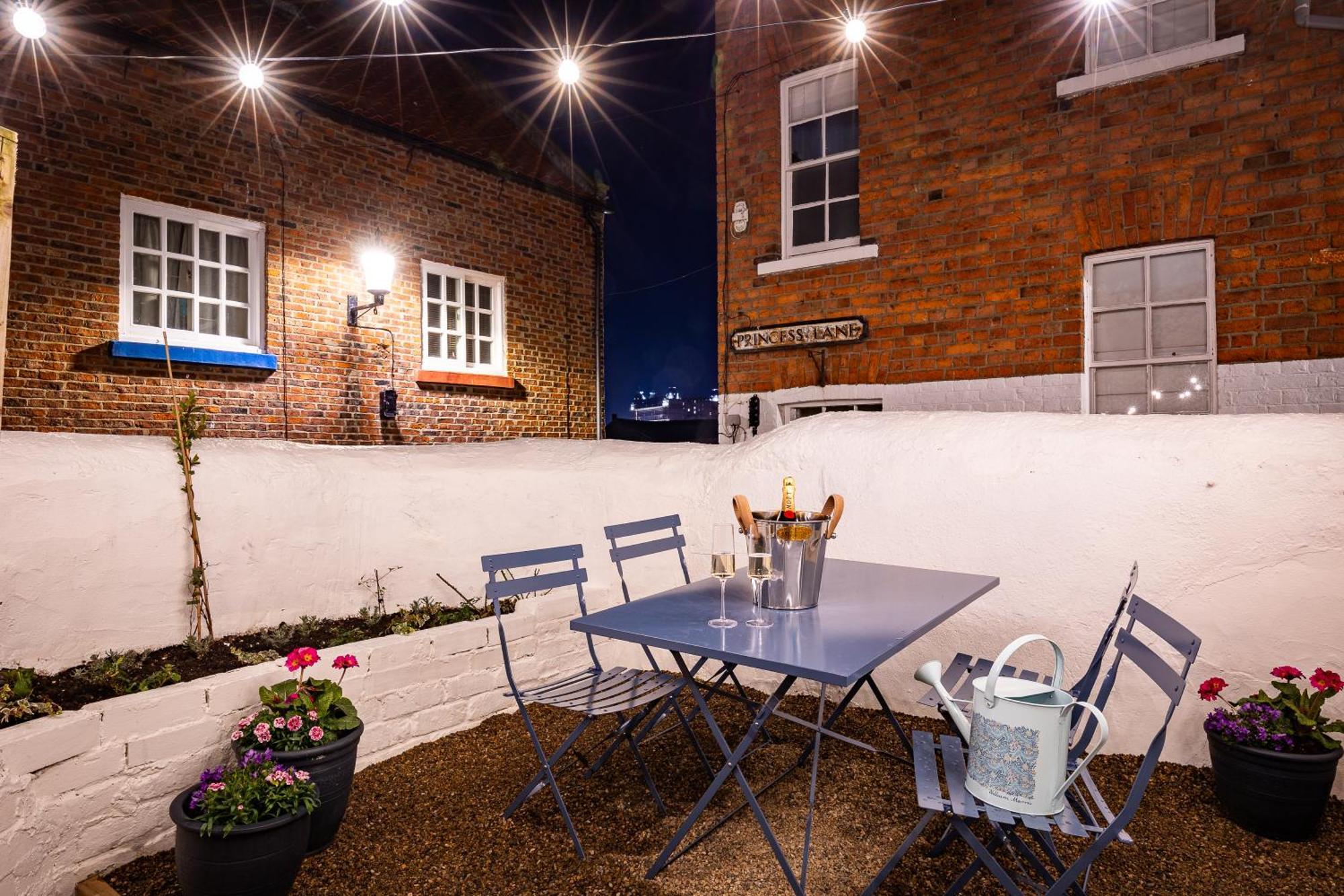 Holiday home Bronte's Rest - Detached Elegant In Historic Old Town With Garden *